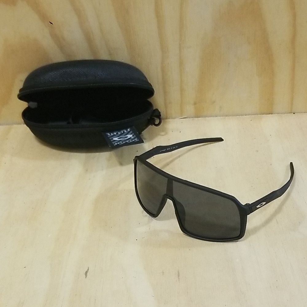 New Oakley Sutro Sunglasses Matted Black Frames with Smoke Lenses
